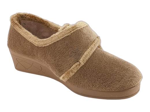 Pantofole donna invernali CINZIA Soft taupe in pelliccia rasata con strappo e zeppa antiscivolo. Calde, comode e ideali per la casa.<br /><br />Queste pantofole donna invernali sono progettate per offrire calore, comfort e stabilità durante la stagione fredda. La tomaia è realizzata in pelliccia rasata color taupe, con bordi rifiniti in pelo più lungo che aumentano la protezione dal freddo e migliorano la sensazione di morbidezza al piede. La fodera interna in pelliccia avvolge il piede mantenendolo caldo e asciutto anche nelle giornate più rigide.<br /><br />La chiusura a strappo regolabile consente un’ottima adattabilità a diverse forme di piede, rendendo la calzata stabile e confortevole anche in presenza di piedi sensibili o con collo alto. Le solette imbottite non estraibili garantiscono un appoggio morbido e continuo, ideale per l’uso quotidiano prolungato.<br /><br />Il fondo a zeppa da 4 cm in gomma naturale, leggero, flessibile e antiscivolo, assicura stabilità e sicurezza anche su superfici leggermente bagnate, rendendo queste pantofole perfette non solo per il relax ma anche per le normali attività domestiche.<br /><br />Una pantofola calda, pratica e affidabile, pensata per chi cerca comfort invernale e sicurezza in casa. Una scelta ideale per accompagnarti ogni giorno nei momenti di relax.