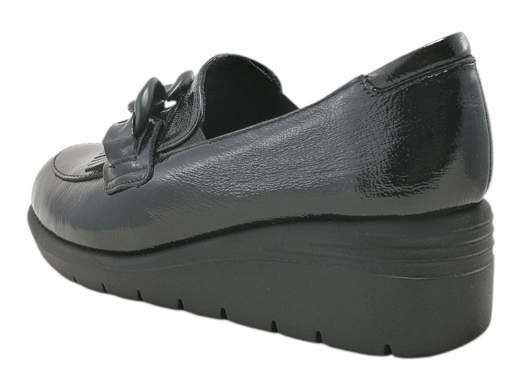 Scopri i Mocassini Donna Susimoda 94030/181 in vernice con catena e frangia, comfort e stile su zeppa antiscivolo. Acquista ora su Laporta Calzature!<br /><br />I Mocassini Donna Susimoda 94030/181, disponibili su Laporta Calzature, sono la scelta perfetta per chi desidera un mix di eleganza e comodità. <br />La tomaia in morbida vernice, impreziosita da un accessorio catena e frangia, aggiunge un tocco di stile che non passa inosservato. <br />La fodera in tessuto e il plantare imbottito in pelle automodellante offrono un comfort incredibile, adattandosi al piede come una seconda pelle. <br />La zeppa in gomma antiscivolo e flessibile da 5 cm regala la giusta altezza senza sacrificare la stabilità, perfetta per passare dall’ufficio a un look sportivo in un attimo. <br />Aggiungi comfort e carattere al tuo guardaroba, acquista ora su Laporta Calzature!