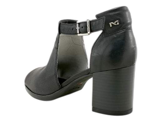 Tronchetti aperti NeroGiardini E512690D in pelle traforata con borchie, cinturino e tacco 6,5 cm. Freschi, eleganti e super versatili! Made in Italy. <br /><br />Grintosi ma raffinati, freschi ma super chic! I tronchetti aperti NeroGiardini E512690D sono il perfetto mix tra stile e praticità. La pelle micro forata e le aperture laterali e in punta regalano leggerezza anche nelle giornate più calde, mentre le borchie centrali danno un tocco rock. <br />Il cinturino con fibbia assicura una calzata perfetta, il sottopiede imbottito coccola il piede e il tacco a blocco da 6,5 cm slancia con naturalezza. <br />Da indossare in ufficio o per un aperitivo con le amiche, perché lo stile non va mai in vacanza! <br />Acquistali ora su Laporta Calzature e fai brillare ogni tuo outfit!