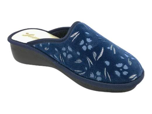 Esplora la pantofola da donna Susimoda 63240/61! Realizzate con amore in Italia, queste pantofole sono la perfetta combinazione di comfort e stile. Con una tomaia in morbido velluto blu e bordeaux con una stampa fantasia vivace, aggiungeranno un tocco di colore e allegria alle tue giornate in casa. Il sottopiede in pelle offre un comfort straordinario, mentre il fondo zeppa di 4 cm extra leggero ti permette di camminare con facilità. Calde, leggere e incredibilmente comode, queste pantofole sono un vero must-have per i momenti di relax. Rilassati con stile e coccola i tuoi piedi con le pantofole Susimoda!
