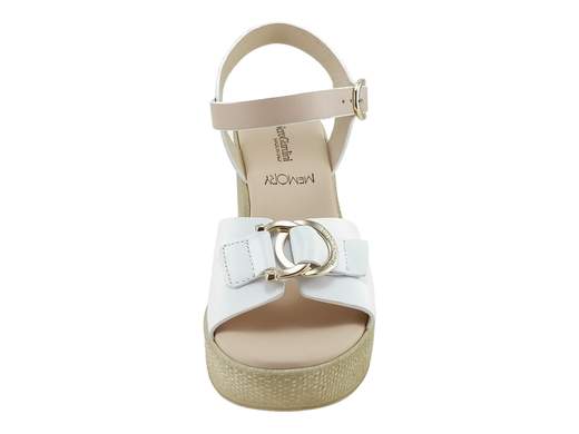 Sandalo donna NeroGiardini in pelle con tacco largo 9cm, plateau 3cm e accessorio dorato, disponibile nelle varianti miele/cuoio e bianco/cipria con sottopiede memory.