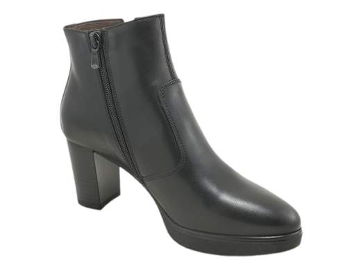 Scopri i Tronchetti Donna NeroGiardini I411200D in pelle, eleganti e pratici con tacco di 7 cm e zip laterale. Acquista ora su Laporta Calzature!<br /><br />I Tronchetti Donna NeroGiardini I411200D, disponibili su Laporta Calzature, sono il mix perfetto di stile, comfort e versatilità. Realizzati interamente in pelle di qualità, questi tronchetti esprimono un’eleganza senza tempo, ideale per completare ogni look. <br />La comoda zip laterale rende la calzata rapida e senza sforzo, mentre il sottopiede imbottito in pelle garantisce un comfort che dura tutto il giorno. <br />La suola in gomma, con tacco di 7 cm e plateau di 1,5 cm, ti offre un tocco di altezza e sicurezza, perfetti per affrontare sia una lunga giornata in ufficio che una serata speciale. <br />Dai un tocco di grinta e raffinatezza al tuo stile: acquista ora su Laporta Calzature e fai ogni passo con classe!