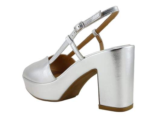 Sandalo elegante da donna in pelle laminata argento con tacco a blocco, plateau e cinturino slingback per cerimonie.