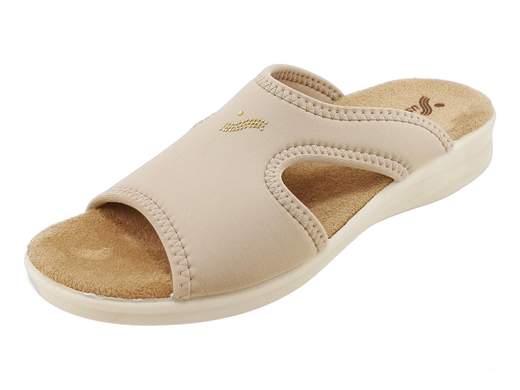 Ciabatte Susimoda donna leggere e confortevoli con fascia in lycra elasticizzata e zeppa comoda. Made in Italy, perfette per casa e tempo libero.<br /><br />Le ciabatte Susimoda 1969/130 sono il perfetto mix tra comodità e stile senza sforzo. La fascia in lycra elasticizzata avvolge il piede con delicatezza e si adatta alla forma senza stringere, mentre il logo in borchiette dorate aggiunge quel tocco chic che non guasta mai, nemmeno tra divano e cucina.<br /><br />Il sottopiede imbottito in tessuto antiscivolo e antisudore è pensato per darti comfort per tutto il giorno, anche nelle stagioni più calde. La zeppa leggera di 3 cm in poliuretano ti accompagna con una camminata morbida e stabile, ideale per la casa, il terrazzo o una passeggiata veloce.<br /><br />Super pratiche, leggere e curate nei dettagli, sono una scelta furba per chi vuole comodità… senza rinunciare a un pizzico di stile. E naturalmente, sono Made in Italy: qualità che si sente ad ogni passo.<br /><br />Vuoi metterle ai piedi e non toglierle più? Allora è il momento giusto per provarle!