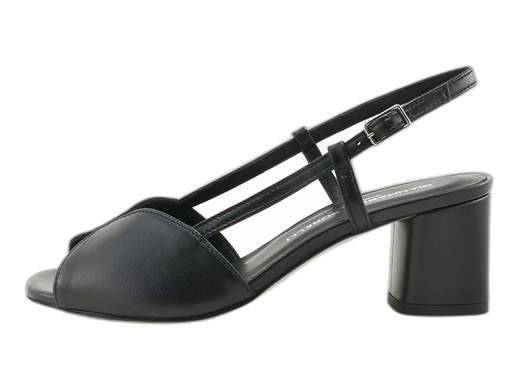 Sandali Gianmarco Sorelli 1906/Imma in pelle nappa con tacco comodo da 5 cm. Raffinati, artigianali, perfetti per ogni look elegante. Made in Italy.<br /><br />Se cerchi dei sandali con tacco eleganti che non ti facciano pentire di averli indossati dopo 10 minuti... benvenuta nel mondo dei *Gianmarco Sorelli 1906/Imma*.<br /><br />La fascia ampia in morbida pelle nappa avvolge il piede con classe (e con quel pizzico di charme italiano che non guasta mai), mentre il cinturino slingback regolabile con fibbia tiene tutto al suo posto. Interno in pelle, sottopiede imbottito e un tacco a blocco da 5 cm: il comfort, qui, non è un optional.<br /><br />E poi c’è la suola in cuoio ecologico antiscivolo, per camminare sicura anche su terreni a rischio figuraccia.<br /><br />Perfetti con un tailleur, un vestito fluido o un jeans con blazer, questi sandali in pelle Made in Italy sono la scelta giusta per ogni occasione chic… dove la parola d’ordine è: raffinata sì, sfinita no.