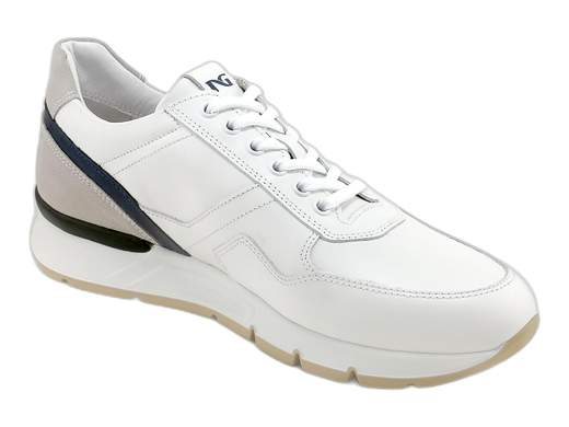 Sneakers uomo NeroGiardini in pelle bianca con zip e sottopiede DryGo. Comfort e stile impeccabili. Scoprile ora!<br /><br />Sneakers uomo NeroGiardini E500650U, realizzate interamente in pelle bianca per uno stile pulito ma deciso. <br />Doppia chiusura con lacci e zip laterale per la massima praticità. <br />La fodera interna in morbida spugna assorbe e dissipa il sudore, mantenendo il piede fresco e asciutto. <br />Sottopiede in pelle imbottito ed estraibile DryGo, sinonimo di igiene e traspirabilità. <br />Il fondo running in gomma di 4 cm assicura leggerezza, grip e slancio. <br />Raffinate, grintose e comodissime: provale subito e rinnova il tuo stile!