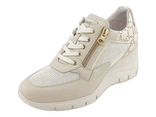 Sneakers NeroGiardini E512940D in pelle e rete laminata, con zip e zeppa 6 cm. Comfort, stile e traspirazione top. Made in Italy.<br /><br />Se cerchi una sneaker che dica “wow” al primo passo, eccola qui: NeroGiardini E512940D. <br />Pelle e tessuto a rete laminato si combinano per un look fresco e luminoso, perfetto anche nei mesi più caldi. <br />La doppia chiusura con lacci e zip è il tuo alleato salva-tempo, mentre la fodera in pelle accarezza il piede con morbidezza. <br />Il sottopiede DryGo, estraibile, imbottito e traspirante, coccola ogni passo e mantiene il benessere a lungo. <br />E poi c’è la zeppa da 6 cm: slancia, sostiene e... fa miracoli con qualsiasi outfit. <br />Scoprile ora su Laporta Calzature e cammina con stile e leggerezza!