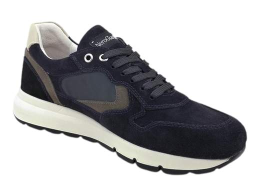 Sneakers uomo NeroGiardini in camoscio e materiale tecnico. Comode, traspiranti e versatili, con suola antiscivolo. Scopri su Laporta Calzature! Made in Italy. <br /><br />Le sneakers NeroGiardini I400420U sono il connubio perfetto tra stile e praticità. <br />Realizzate con tomaia in camoscio e materiale tecnico, e con fodera in pelle, offrono un comfort superiore grazie al sottopiede imbottito estraibile DryGo, che garantisce traspirabilità e igiene per tutta la giornata. <br />La suola in gomma antiscivolo e la chiusura con lacci completano un design minimale e raffinato, ideale per il lavoro e il tempo libero. <br />Un must-have per il guardaroba maschile, queste sneakers sono pronte ad accompagnarti ovunque. <br />Scoprile ora su Laporta Calzature e aggiungi un tocco Made in Italy al tuo stile!