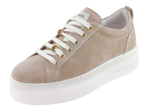 Elegante scarpa sportiva donna NeroGiardini in pelle scamosciata con accessori strass ambrati, suola platform 4 cm e plantare memory foam DryGo per massimo comfort.