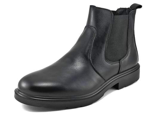 Stivaletto Chelsea uomo in pelle nera elegante e confortevole, con elastici laterali e suola in gomma. Ideale per ufficio e cerimonia.<br /><br />Questo stivaletto Chelsea da uomo in pelle nera rappresenta la sintesi perfetta tra eleganza classica e comfort moderno. La tomaia è realizzata in pelle liscia di alta qualità, con i tradizionali elastici laterali alla caviglia che facilitano la calzata e valorizzano la linea pulita del modello.<br /><br />La fodera interna combina pelle nel gambale e tessuto tecnico traspirante nella pianta, studiato per favorire la dispersione del calore e mantenere il piede asciutto anche dopo molte ore di utilizzo. La soletta estraibile, imbottita e traspirante assicura una sensazione di morbidezza continua e un appoggio confortevole.<br /><br />Nonostante l’estetica formale, la calzata risulta sorprendentemente comoda, rendendo questo Chelsea adatto sia a un utilizzo quotidiano sia alle occasioni più eleganti. La suola in gomma con tacco da 3 cm garantisce stabilità e sicurezza, offrendo un ottimo compromesso tra raffinatezza e praticità nelle stagioni fredde e piovose.<br /><br />Uno stivaletto elegante e versatile, perfetto per cerimonie, ufficio e contesti professionali dove lo stile classico è un requisito essenziale, senza rinunciare al comfort. Qualità e cura artigianale Made in Italy.