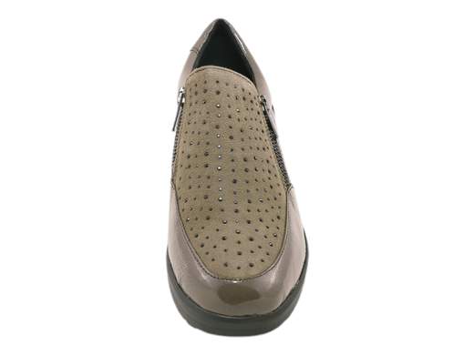 Scopri le Sneakers Donna Susimoda 93100/122 in pelle scamosciata con strass e doppia zip, eleganti e comode. Acquista ora su Laporta Calzature!<br /><br />Le Sneakers Donna Susimoda 93100/122, disponibili su Laporta Calzature, sono la scelta ideale per chi cerca un look classico con un tocco di brillantezza. <br />Realizzate in morbida pelle scamosciata impreziosita da strass in tinta e dettagli in vernice, queste sneakers aggiungono eleganza senza perdere in praticità. <br />La doppia zip laterale rende la calzata semplicissima, perfetta per chi ha sempre fretta ma non rinuncia allo stile! <br />Il sottopiede estraibile, soffice e imbottito, coccola il piede ad ogni passo, mentre il fondo zeppa in poliuretano leggero e flessibile di 4,5 cm dona un comodo slancio. <br />Porta praticità e raffinatezza nelle tue giornate: acquista ora su Laporta Calzature e dai luce al tuo passo!