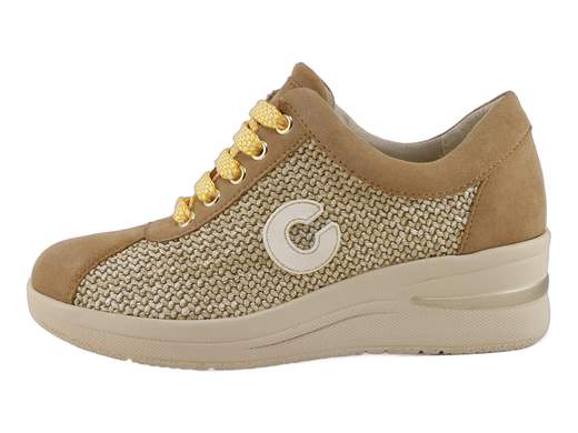 Scarpa stringata da donna Cinzia Soft con tomaia fresca in raffia sand, zeppa di 5 cm e soletta in pelle estraibile per il massimo comfort estivo.