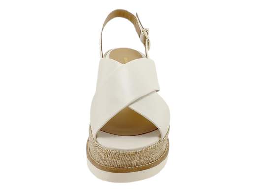 Sandali con zeppa Gianmarco Sorelli: pelle morbida, rafia chic e comfort Extralight. Eleganza Made in Italy che si fa notare (e sentire bene).<br /><br />Quando il caldo chiama, Gianmarco Sorelli 2153/JIL/XLG risponde con classe, comodità e una zeppa che fa il suo dovere... con stile.<br />Le fasce incrociate in morbida pelle abbracciano il piede con decisione ma con dolcezza (tipo carezza ben studiata), mentre il cinturino slingback con fibbia regala la tenuta perfetta anche quando sei di corsa – verso un aperitivo, ovviamente.<br /><br />Il sottopiede in pelle imbottito, il vero alleato delle tue giornate infinite, incontra una zeppa da 6,5 cm fasciata in elegante tessuto di rafia, per un look che grida "vacanze mediterranee" anche in città.<br /><br />A completare il tutto, la suola in gomma Extralight: leggera, ammortizzante, praticamente un cuscino sotto i piedi.<br />Perfetti come sandali con zeppa eleganti, ideali per look chic ma casual, questi sandali *Made in Italy* sono un concentrato di artigianalità, gusto e comfort da portare con disinvoltura ovunque. Anche in quel posto dove il dress code è "comoda ma favolosa".