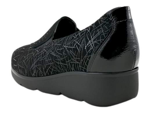 Esplora lo stile e il comfort con i nostri mocassini Susimoda 87120/76! <br />Realizzati con cura in Italia, questi mocassini sono progettati per offrirti il massimo comfort durante tutto il giorno. <br />La tomaia in morbido camoscio stampato, impreziosito da strass in tinta e inserti di naplak lucido, aggiunge un tocco di eleganza al tuo outfit quotidiano. <br />Il sottopiede in pelle con imbottitura, una volta estratto, aumenta il volume di calzata per adattarsi anche ai piedi più robusti. <br />Con un fondo zeppa di 3,5 cm, questi mocassini sono leggeri e comodi, perfetti per affrontare qualsiasi giornata con stile. <br />Rilassati e coccola i tuoi piedi con i mocassini Susimoda!