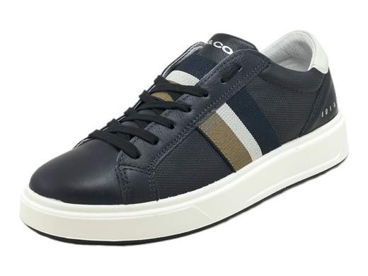 Scopri l'eleganza senza sforzo della sneaker da uomo Igi&Co Sten 3625911. Realizzata in pelle traforata blu, questa sneaker offre una chiusura classica con lacci o la praticità di uno slip-on grazie alla fascia elastica centrale. Il plantare imbottito in pelle garantisce comfort superiore, mentre il fondo platform da 3,5 cm conferisce uno stile unico. Un prodotto Made in Italy che unisce moda e qualità.