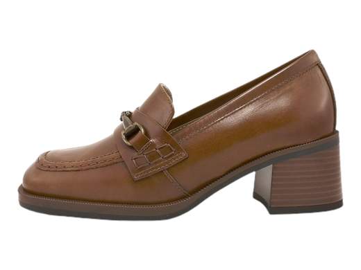 Eleva il tuo stile con il mocassino raffinato da donna NeroGiardini I308180D. Realizzato in pregiata pelle con un elegante accessorio metal, questo mocassino offre un tacco a blocco di 4,5 cm per una camminata sicura e comoda. La suola in gomma antiscivolo assicura una stabilità ottimale. Questo capolavoro italiano unisce moda e funzionalità per una calzatura sofisticata adatta a ogni occasione. Scopri l'artigianalità italiana con NeroGiardini.