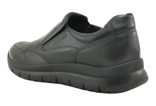 Eleva il tuo stile con il mocassino da uomo ENVAL Soft 6722400 Elliot. <br />Realizzato in morbida pelle nappa nero, offre una calzata comoda (Forma Ampia) con plantare estraibile memory foam in pelle. <br />Il fondo in poliuretano leggero e flessibile garantisce un comfort straordinario. <br />Unisce l'eleganza del design italiano con la praticità quotidiana. <br />Sperimenta il massimo comfort con questo mocassino di alta qualità. Made in Italy, per chi cerca stile e benessere in ogni passo.