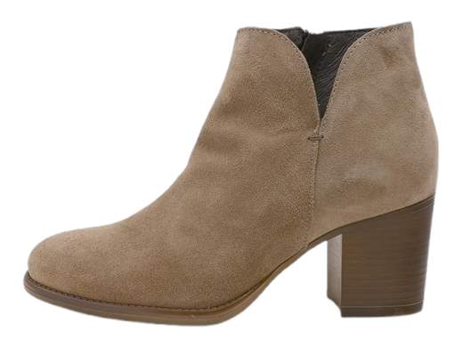 Scopri i Tronchetti Donna IGI&CO 6698644 in pelle scamosciata stile texano con tacco a blocco da 6,5 cm. Eleganti e comodi, acquistali ora su Laporta Calzature! <br /><br />I Tronchetti Donna IGI&CO 6698644, disponibili su Laporta Calzature, sono il perfetto mix tra lo stile texano e la raffinatezza Made in Italy. <br />Realizzati in pelle scamosciata color fango e foderati in pelle, questi tronchetti si distinguono per la punta leggermente affusolata e il tacco a blocco di 6,5 cm, che dona il giusto slancio senza sacrificare la stabilità. <br />La chiusura con zip laterale ti permette di infilarli al volo, perché anche un look perfetto deve essere pratico! <br />Il sottopiede imbottito in pelle e la suola in gomma antiscivolo e flessibile garantiscono comfort e sicurezza per tutta la giornata. <br />Scegli un tocco di grinta e stile per il tuo outfit: acquista ora su Laporta Calzature e conquista ogni occasione!