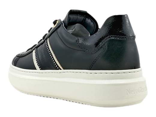 Scopri l'eccellenza italiana con la sneaker da donna NeroGiardini I308430D. Realizzata interamente in pelle con inserto vernice, presenta un particolare accessorio strass per un tocco di stile. Il sottopiede in pelle estraibile DryGo assorbe l'umidità, garantendo comfort e benessere durante tutto il giorno. Con un moderno fondo platform alto 4 cm, questa sneaker unisce moda e funzionalità per un look irresistibile. Prova l'arte artigianale italiana ad ogni passo. Acquista ora e vivi l'eleganza Made in Italy.