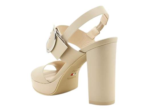 Sandali con tacco alto NeroGiardini: 10 cm di pura eleganza, comfort e stile Made in Italy. Per look irresistibili e gambe chilometriche!<br /><br />I sandali donna NeroGiardini E513354D con tacco alto sono l’upgrade glamour che mancava nella tua scarpiera. Due fasce eleganti, maxi fibbia in acciaio regolabile (per dominare il look e non solo) e una silhouette audace che non passa inosservata.<br />Realizzati interamente in pelle, con fodera in pelle e sottopiede imbottito per un comfort che dura tutta la giornata… o tutta la notte! Il tacco a blocco da 10 cm, abbinato a un plateau da 2 cm, ti regala altezza senza toglierti il sorriso dai piedi.<br />Perfetti per cerimonie, serate importanti o per dare un twist chic anche a un semplice jeans.<br />*Made in Italy*, perché il vero stile inizia dalle scarpe.<br />Hai già pensato all’outfit? Intanto, mettili nel carrello!