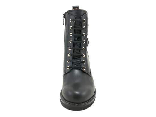Scopri gli Anfibi Donna NeroGiardini I411881D in pelle nera con dettagli dorati, suola carrarmato e zip. Grintosi e chic, ideali per ogni occasione. Acquista ora! <br /><br />Gli Anfibi Donna NeroGiardini I411881D, disponibili su Laporta Calzature, sono il connubio perfetto tra stile deciso e raffinatezza Made in Italy. <br />Realizzati interamente in pelle nera di alta qualità, questi anfibi combinano la doppia chiusura con lacci e zip laterale per una calzata pratica e sicura. <br />La suola in gomma carrarmato aggiunge grinta e stabilità, mentre i dettagli in metallo dorato donano un tocco di luminosità glamour al design. <br />Il sottopiede imbottito in pelle offre comfort anche nelle giornate più fredde, rendendoli ideali per un outfit urban style che si adatta a ogni occasione. <br />Vuoi affrontare l’inverno con grinta e stile? Acquista ora su Laporta Calzature e rendi ogni passo indimenticabile!