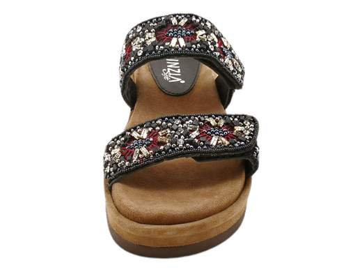 Scopri le Ciabatte Donna CINZIA Soft IT1021 002 con fasce decorate e regolabili, comfort eccezionale e platform elegante, su Laporta Calzature. Acquista ora!<br /><br />Le Ciabatte Donna CINZIA Soft IT1021 002, disponibili su Laporta Calzature, offrono un mix perfetto di eleganza e comfort. <br />Realizzate con due fasce decorate con pietre e strass multicolore, queste ciabatte aggiungono un tocco di glamour a qualsiasi look. Entrambe le fasce sono regolabili a strappo, permettendo un’adattabilità ottimale per ogni tipo di piede. <br />Il sottopiede imbottito assicura un comfort prolungato e una stabilità eccellente durante tutta la giornata. Il fondo platform di 3,5 cm, rivestito in tinta, non solo aggiunge un tocco di stile, ma garantisce anche una calzata comoda. <br />Non perdere l’occasione di aggiungere un tocco di brillantezza al tuo guardaroba, acquista ora su Laporta Calzature!