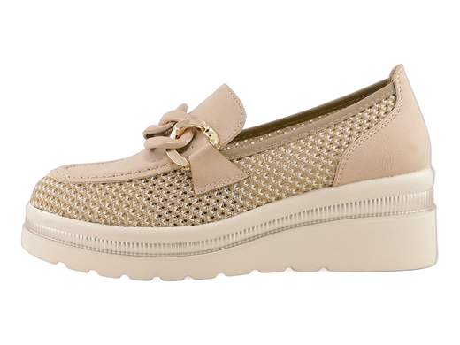 Mocassino estivo da donna Cinzia Soft color nude, tessuto traforato traspirante e zeppa comoda da 5,5 cm per un benessere quotidiano e uno stile giovanile.