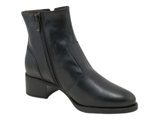 Scopri l'eleganza senza tempo con il tronchetto da donna NeroGiardini I308232D. Realizzato interamente in pelle e impreziosito da un raffinato accessorio metal, questo tronchetto è il perfetto connubio tra stile e comfort. Il sottopiede in pelle estraibile DryGo assorbe l'umidità, garantendo comfort e benessere ad ogni passo. La suola in gomma offre una presa sicura, mentre il tacco comodo alto 4 cm aggiunge un tocco di sofisticatezza. Questo tronchetto Made in Italy è la scelta ideale per una donna moderna e raffinata. Acquista ora e vivi l'autentica bellezza italiana.