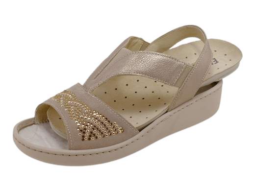 Scopri i Sandali Donna ENVAL Soft 5776922 in pelle metallizzata e camoscio con strass, comodi e flessibili, su Laporta Calzature. Acquista ora!<br /><br />I Sandali Donna ENVAL Soft 5776922, disponibili su Laporta Calzature, combinano eleganza e comfort, perfetti per essere indossati tutto il giorno. <br />La tomaia in pelle metallizzata e camoscio color champagne, arricchita da strass, offre un look luminoso e raffinato. <br />Il fondo platform di 4 cm in poliuretano leggero e flessibile garantisce un effetto ammortizzante per una camminata comoda e stabile. <br />Il morbido plantare estraibile in pelle può essere facilmente sostituito con un plantare personale. <br />Gli elastici centrale e laterali assicurano una calzata ottimale e un'ottima adattabilità al piede. <br />Made in Italy, questi sandali uniscono stile e qualità artigianale. <br />Scegli comfort e stile per le tue giornate, acquista ora su Laporta Calzature!