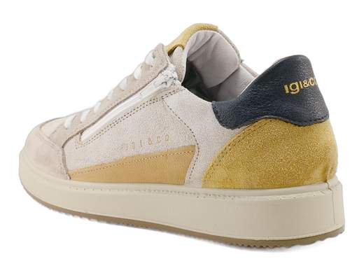 IGI&CO 7623311 Santiago: sneakers uomo in pelle scamosciata, zip laterale e comfort assoluto. Stile casual Made in Italy.<br /><br />Le sneakers uomo IGI&CO 7623311 Santiago sono la scelta perfetta se cerchi scarpe comode ma con un carattere deciso. Realizzate in pelle scamosciata con una combinazione di colori originale — sabbia, senape e blu — sanno farsi notare senza perdere eleganza.<br /><br />All’interno trovi fodera in pelle morbida per un comfort che dura tutto il giorno. L’allacciatura a 7 fori ti garantisce una calzata personalizzata, mentre la zip laterale è la scorciatoia geniale per quando sei di fretta.<br /><br />Il plantare in pelle estraibile ti assicura igiene e freschezza, mentre il fondo in poliuretano leggero, flessibile e ammortizzante rende queste sneakers perfette per il lavoro, il tempo libero e i viaggi.<br /><br />In poche parole: sneakers uomo pelle scamosciata, pratiche e resistenti, con la qualità autentica del Made in Italy.<br /><br />Non aspettare oltre: mettile ai piedi e scopri cosa significa unire stile e comodità!