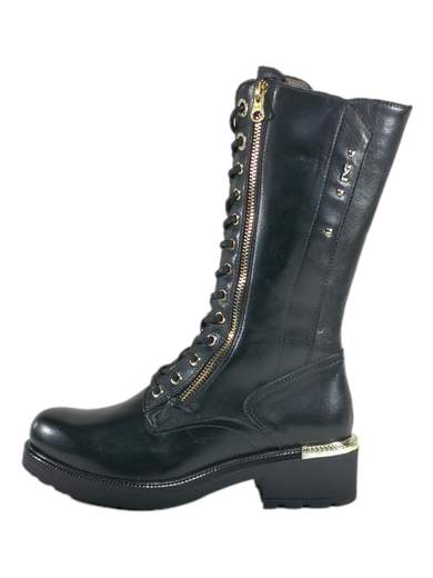 Conquista l'inverno con uno stile deciso e raffinato: l'anfibio alto da donna NeroGiardini I308991D è il perfetto equilibrio tra grinta e raffinatezza. Realizzato in pelle di alta qualità, si distingue per l'esclusiva zip dorata, mentre la doppia chiusura lampo laterale e centrale, accompagnata da un'ampia allacciatura, conferisce un tocco distintivo e versatile. Il plantare imbottito in pelle assicura un comfort superiore ad ogni passo, mentre la suola in gomma robusta, con un tacco a blocco di 4 cm, offre stabilità e presenza audace su ogni terreno. Questo anfibio combat boots rappresenta la combinazione perfetta tra design italiano all'avanguardia e funzionalità, rendendo ogni momento dell'inverno un'occasione per esprimere il tuo stile distintivo.