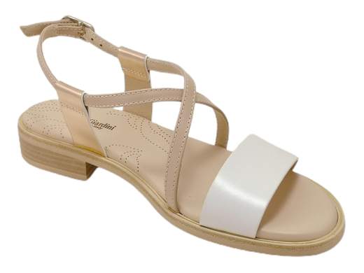 Scopri i Sandali Bassi Donna NeroGiardini E410462D in pelle bicolore, comodi e chic, su Laporta Calzature. Acquista ora!<br /><br />I Sandali Bassi Donna NeroGiardini E410462D, disponibili su Laporta Calzature, combinano un design ricercato con un comfort eccezionale. <br />Realizzati in pelle bicolore, questi sandali presentano un cinturino ad incrocio sul collo del piede che assicura una calzata stabile e confortevole. <br />Il sottopiede in pelle imbottito offre un ulteriore livello di comfort, perfetto per un uso prolungato. Con un tacco basso di 2,5 cm, questi sandali offrono eleganza senza compromettere la comodità. <br />Un must-have del guardaroba femminile, che incarna la qualità e lo stile del Made in Italy. <br />Rinnova il tuo look con un tocco di classe, acquista ora su Laporta Calzature!