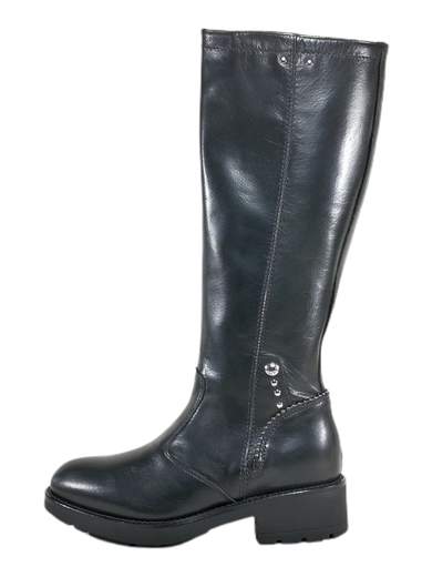 Cattura l'eleganza e la grinta con gli stivali da donna NeroGiardini I205804D. Questi stivali in pelle sfoggiano una ricca decorazione di borchie metalliche, conferendo un tocco di stile audace e distintivo. Con un gambale dotato di elastico, si adattano con precisione alla tua gamba, garantendo una vestibilità personalizzata e confortevole. La chiusura lampo laterale rende l'indossarli un'operazione rapida e semplice. Grazie al plantare imbottito in morbida pelle, ogni passo sarà avvolto da un comfort lussuoso. La suola in gomma offre una presa sicura mentre il tacco a blocco da 4 cm dona un tocco di altezza senza compromettere la stabilità. Gli stivali NeroGiardini, un autentico simbolo di qualità artigianale Made in Italy, sono l'aggiunta ideale al tuo guardaroba per distinguerti con stile in ogni occasione.