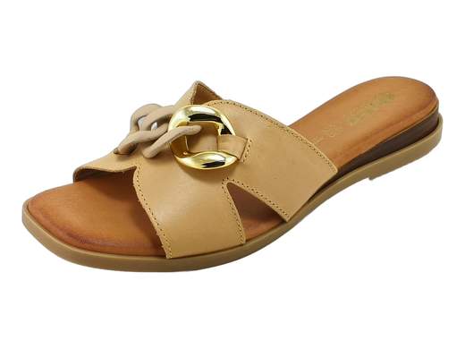 Ciabatte donna IGI&CO Elina 7686411 in pelle con catena trendy e sottopiede memory foam. Stile e comodità Made in Italy ai tuoi piedi.<br /><br />Se pensavi che una ciabatta fosse solo pratica, la Elina di IGI&CO ti fa cambiare idea. Pelle morbida e fodera in pelle avvolgono il piede, mentre la maxi catena frontale aggiunge quel tocco fashion che non passa inosservato.<br /><br />L’inserto elastico nascosto sotto la fascia è un piccolo colpo di genio: migliora la calzata e rende la scarpa ancora più confortevole. Ma il vero asso nella manica è il sottopiede in memory foam, imbottito al punto giusto per coccolare ogni passo.<br /><br />La suola in gomma antiscivolo con tacco basso da 2,5 cm chiude il cerchio: leggera, sicura e super versatile. Perfette per passeggiate, vacanze o semplicemente per dare un tocco chic al tuo outfit di tutti i giorni.<br /><br />Made in Italy, naturalmente.<br /><br />Pronta a dare ai tuoi piedi un mix di comfort e stile senza compromessi? Scegli subito le Elina e falla tua!