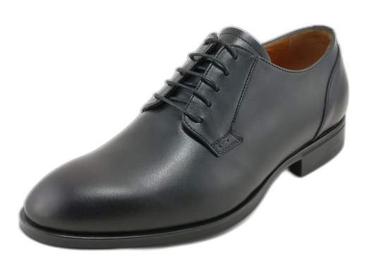 Stringata derby uomo NeroGiardini: eleganza e comfort top con pelle, suola antiscivolo e sottopiede DryGo. Scoprila ora!<br /><br />Stringata derby uomo NeroGiardini E400141UE: un grande classico rivisitato con comfort moderno. <br />Realizzata in pelle di qualità con allacciatura a 5 fori, questa scarpa è foderata interamente in pelle e dotata di sottopiede estraibile imbottito DryGo, per garantire igiene e traspirabilità tutto il giorno. <br />La suola in gomma antiscivolo è silenziosa e assicura una camminata stabile e discreta. <br />Perfetta per occasioni importanti o giornate lavorative con un tocco di classe. Non fartela scappare!