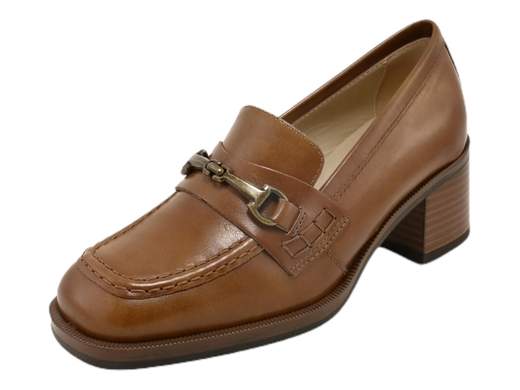 Eleva il tuo stile con il mocassino raffinato da donna NeroGiardini I308180D. Realizzato in pregiata pelle con un elegante accessorio metal, questo mocassino offre un tacco a blocco di 4,5 cm per una camminata sicura e comoda. La suola in gomma antiscivolo assicura una stabilità ottimale. Questo capolavoro italiano unisce moda e funzionalità per una calzatura sofisticata adatta a ogni occasione. Scopri l'artigianalità italiana con NeroGiardini.