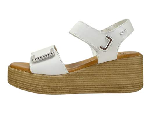 Scopri i Sandali Donna IGI&CO 5687311 Engy in pelle latte con fondo platform, comodi e regolabili, su Laporta Calzature. Acquista ora!<br /><br />I Sandali Donna IGI&CO 5687311 Engy, disponibili su Laporta Calzature, offrono un perfetto equilibrio tra stile e comfort. <br />Realizzati in pelle color latte, presentano una fascia e un cinturino alla caviglia con chiusura a strappo, garantendo una regolazione ottimale per ogni piede. <br />Il fondo platform di 6 cm leggermente squadrato dona un tocco moderno e alla moda, mentre il sottopiede in memory foam rivestito in pelle assicura un comfort eccezionale e una stabilità duratura. <br />Questi sandali Made in Italy sono ideali per chi cerca eleganza e funzionalità in un'unica soluzione. <br />Non lasciarti sfuggire questa combinazione di stile e comfort, acquista ora su Laporta Calzature!