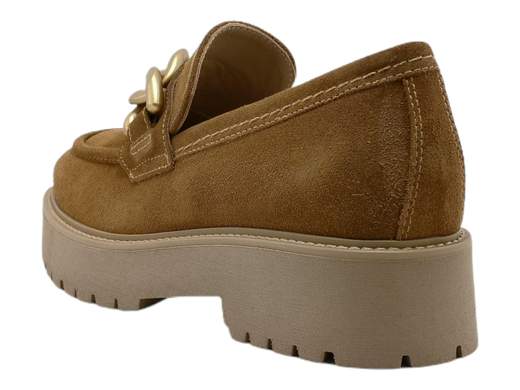 Esplora l'eleganza senza tempo con il mocassino da donna NeroGiardini I205110D. Realizzato in raffinato camoscio velour e arricchito da un accessorio a catena, questo mocassino è perfetto per la donna attiva che non vuole rinunciare allo stile. La suola in gomma carrarmato offre aderenza e resistenza su qualsiasi superficie. Progettato e realizzato con maestria in Italia, questo mocassino unisce moda e funzionalità per un look senza compromessi. Rinnova il tuo guardaroba con l'artigianalità italiana di NeroGiardini.