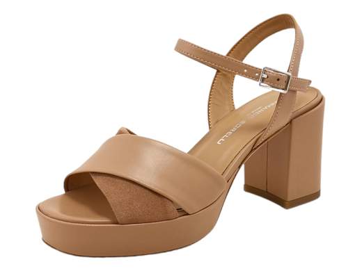 Scopri l'intramontabile eleganza del sandalo da donna Gianmarco Sorelli 2150/Nora. Questo sandalo incanta con il suo design raffinato. Realizzato in pelle con inserto in camoscio, offre uno stile distintivo. Il cinturino alla caviglia aggiunge un tocco di classe e sostegno. Il tacco a blocco di 7,5 cm e il plateau di 2,5 cm, entrambi rivestiti in pelle, offrono altezza e comodità impeccabile. Questo sandalo rappresenta l'essenza dell'eleganza e dell'artigianato italiano di alta qualità. Sia che tu stia partecipando a un evento speciale o desideri un tocco di raffinatezza nella tua routine quotidiana, il sandalo Gianmarco Sorelli 2150/Nora è la scelta perfetta.