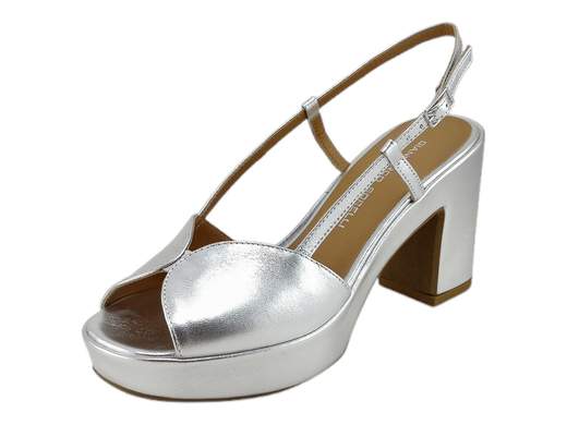Sandalo elegante da donna in pelle laminata argento con tacco a blocco, plateau e cinturino slingback per cerimonie.