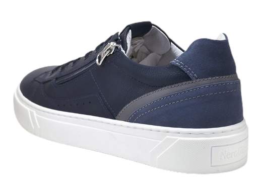Sneakers Uomo NeroGiardini E400241U in morbida pelle con zip laterale, sottopiede DryGo estraibile, suola platform in gomma. Comfort e design sportivo. Made in Italy.<br /><br />Le sneakers da uomo NeroGiardini E400241U offrono un perfetto mix di stile e comfort. <br />Realizzate in morbida pelle con fodera in pelle, queste scarpe sono dotate di una pratica chiusura con lacci e zip laterale per una calzata facile e sicura. <br />Il sottopiede imbottito estraibile DryGo assicura un comfort ottimale, mentre la suola platform in gomma aggiunge un tocco di grinta al tuo look sportivo. <br />Made in Italy, queste sneakers sono ideali per chi non vuole rinunciare allo stile. <br />Acquistale ora e sperimenta il massimo benessere ad ogni passo!