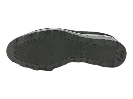 Esplora l'eleganza e il comfort con il mocassino zeppa da donna Cinzia Soft MM854825. Questo mocassino, realizzato con cura utilizzando camoscio e vernice, offre un design sofisticato e accattivante. Imbottito con un sottopiede in pelle, assicura un comfort ottimale per tutta la giornata. Con un fondo zeppa alto 5,5 cm, questo mocassino combina stile e praticità, aggiungendo un tocco di altezza senza compromettere il comfort. Scegli il Cinzia Soft MM854825 per un look raffinato e un comfort duraturo.