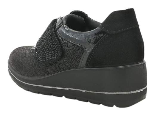 Scopri le Sneakers Donna ENVAL Soft 6764900 RUNA in tessuto stretch con inserto in vernice, comode e ammortizzate, su Laporta Calzature. Acquista ora!<br /><br />Le Sneakers Donna ENVAL Soft 6764900 RUNA, disponibili su Laporta Calzature, sono ideali per chi desidera una scarpa che si adatti perfettamente al piede, garantendo comfort e un tocco di stile. <br />La tomaia elasticizzata con inserto in vernice si modella con facilità e dona un look elegante ma versatile, mentre la chiusura a strappo in camoscio, decorata da luminosi strass, aggiunge quel pizzico di glamour che non guasta mai. <br />Il sottopiede estraibile in memory foam assicura una comodità su misura, perfetta per affrontare giornate intense. Con un fondo zeppa ammortizzante in poliuretano da 5 cm, queste sneakers ti offriranno altezza e stabilità senza appesantire. <br />Se cerchi comfort e stile in un’unica scarpa, acquista ora su Laporta Calzature e cammina con classe!