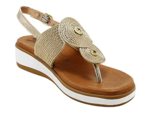Rinnova il tuo stile estivo con l'elegante sandalo infradito da donna Susimoda 21210/6. Realizzato in pregiato Cordalux e rifinito con raffinati accessori strass, questo sandalo è un'ode alla femminilità. Il plantare Piuma Gel offre un comfort senza paragoni, grazie all'imbottitura indeformabile in pelle, garantendo una sensazione di piacevole morbidezza ad ogni passo. La zeppa in gomma da 3,5 cm fornisce il giusto supporto senza sacrificare lo stile. Scopri il lusso e l'artigianalità del made in Italy con Susimoda e goditi ogni momento con un tocco di eleganza ai tuoi piedi.