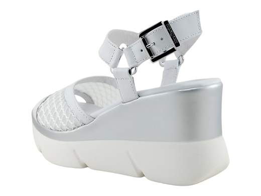 Sandalo donna NeroGiardini con zeppa bicolore 8 cm, tomaia in pelle e rete ricamata, cinturino regolabile e sottopiede memory per un look sportivo e grintoso.