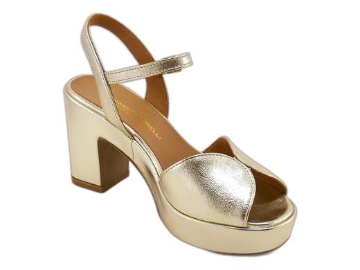 Sandali tacco alto Gianmarco Sorelli 2036/Vera in pelle nappa con plateau. Eleganza, comfort e artigianalità Made in Italy.<br /><br />Hai detto tacco alto, ma il tuo piede ha già alzato bandiera bianca? Tranquilla, con i *Gianmarco Sorelli 2036/Vera* potete finalmente andare d’accordo.<br /><br />La fascia ampia in pelle nappa morbida avvolge con eleganza, mentre il cinturino alla caviglia regolabile ti regala stabilità anche nelle giornate più... movimentate. Interno in pelle, sottopiede imbottito e tanta voglia di non rinunciare mai allo stile.<br /><br />Il tacco a blocco da 9 cm sembra alto? Lo è. Ma il plateau da 2,5 cm fasciato in pelle ti fa guadagnare centimetri senza sacrificare il comfort. E la suola in gomma antiscivolo fa il resto.<br /><br />Perfetti per cerimonie, serate eleganti o look sofisticati da giorno: questi sandali con tacco alto in pelle Made in Italy dimostrano che l’altezza… può andare perfettamente a braccetto con la comodità.