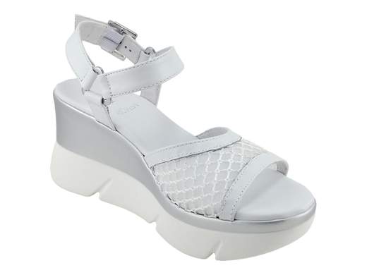 Sandalo donna NeroGiardini con zeppa bicolore 8 cm, tomaia in pelle e rete ricamata, cinturino regolabile e sottopiede memory per un look sportivo e grintoso.