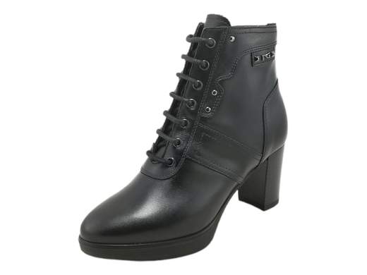 Scopri i Tronchetti Stringati Donna NeroGiardini I411201D in pelle, grintosi ed eleganti con lacci e zip. Tacco 7 cm per un tocco glam. Acquista ora! <br /><br />I Tronchetti Stringati Donna NeroGiardini I411201D, disponibili su Laporta Calzature, sono quel mix irresistibile di stile e comfort che non sapevi di volere. <br />Realizzati in pelle di alta qualità, vantano una doppia chiusura: lacci per regolare al millimetro e zip laterale per quando hai fretta (sappiamo che succede spesso!). Il sottopiede imbottito in pelle ti coccola, mentre la suola in gomma con tacco di 7 cm e plateau di 1,5 cm ti dà la giusta altezza per dominare la giornata. <br />Perfetti per passare dall’ufficio a un aperitivo con gli amici senza mai perdere un colpo. <br />Vuoi aggiungere un tocco di grinta al tuo guardaroba? Acquista ora su Laporta Calzature e conquista ogni passo!