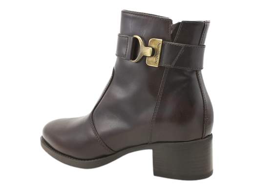 Scopri i Tronchetti Donna NeroGiardini I411270D in pelle con cinturino e accessorio metal, eleganti e pratici con tacco 4 cm. Acquista ora su Laporta Calzature! <br /><br />I Tronchetti Donna NeroGiardini I411270D, disponibili su Laporta Calzature, sono l’essenza del glamour pratico, perfetti per accompagnarti in ogni occasione. <br />Realizzati interamente in pelle di qualità, questi tronchetti sfoggiano un elegante cinturino alla caviglia impreziosito da un raffinato accessorio metallico. <br />La chiusura con zip laterale è pensata per chi vuole uscire di casa con stile... ma senza perdere tempo! <br />Il sottopiede estraibile DryGo non solo offre comfort, ma mantiene i tuoi piedi freschi assorbendo l’umidità. <br />La suola in gomma antiscivolo e il tacco di 4 cm ti garantiscono stabilità e comodità per tutto il giorno. <br />Scegli praticità, raffinatezza e un pizzico di grinta: acquista ora su Laporta Calzature e porta il tuo outfit al livello successivo!