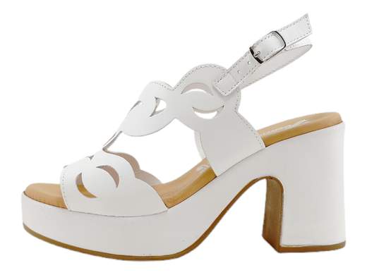 Sandali tacco Susimoda 2368/39 con sottopiede PIUMA Gel e tacco comodo. Eleganza e comfort senza rinunce. Provali ora!<br /><br />Hai sempre pensato che tacco alto facesse rima con sofferenza? I Susimoda 2368/39 sono qui per farti cambiare idea, con un mix irresistibile di stile e comfort.<br /><br />Le morbide fasce in pelle abbracciano il piede con sicurezza, dalla pianta fino al collo, mentre il cinturino regolabile in stile slingback ti regala una calzata su misura. Il tutto foderato internamente in pelle per una sensazione di benessere costante.<br /><br />Il vero segreto? Il sottopiede PIUMA Gel con imbottitura extra: una coccola per i tuoi piedi, anche con il tacco a blocco da 8,5 cm (e plateau da 3 cm, così non si sente nemmeno).<br /><br />Perfetti con outfit classici, casual chic o per una serata speciale. Insomma, sono i sandali che ti fanno dire: “tacchi sì, ma comodi!”<br /><br />Lavorazione artigianale Made in Italy.<br />Non farteli scappare: i tuoi piedi ringrazieranno!